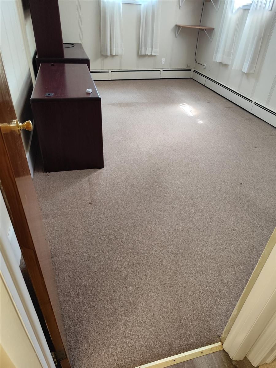 Room with old carpet before the new floor